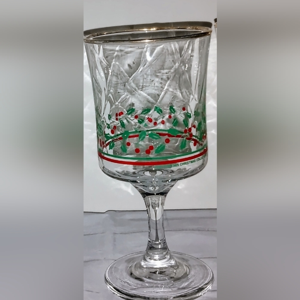 Vintage Christmas Goblets Glasses Green/Red Holly Berries Gold Rim Set of Four - Picture 2 of 3